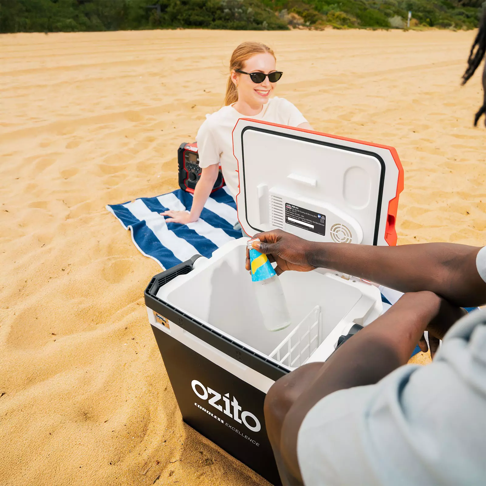 ozito-battery-powered-cool-box-3001387-example_usage-102