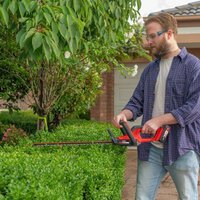 ozito-cordless-hedge-trimmer-3001004-example_usage-101