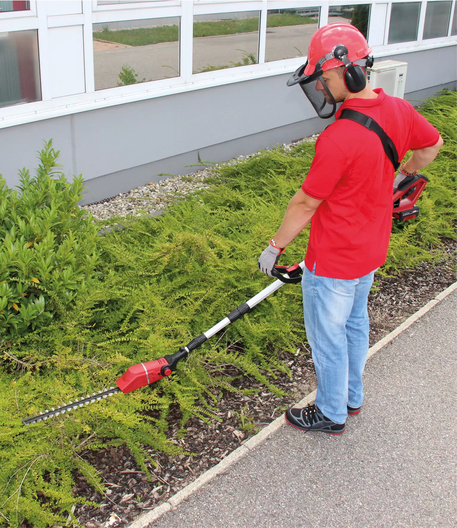 einhell-expert-cl-telescopic-hedge-trimmer-3410866-example_usage-001