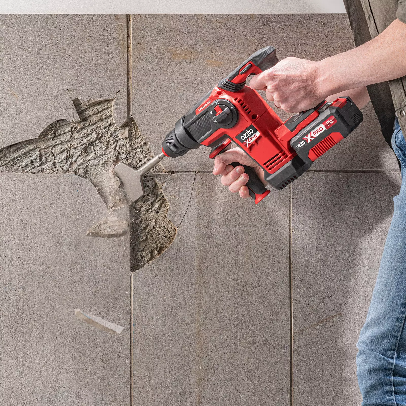 ozito-professional-cordless-rotary-hammer-3001084-example_usage-103