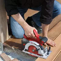 ozito-cordless-circular-saw-3000236-example_usage-108