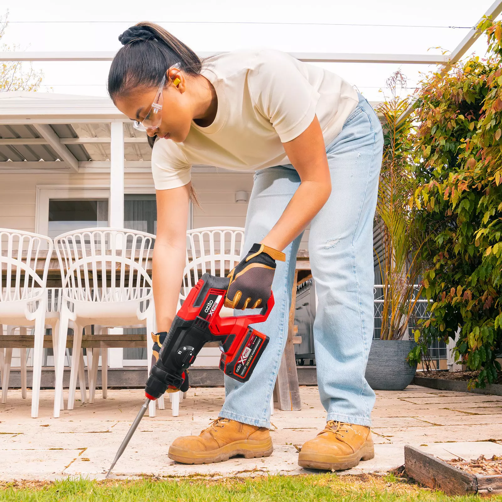 ozito-battery-3000979-example_usage-101