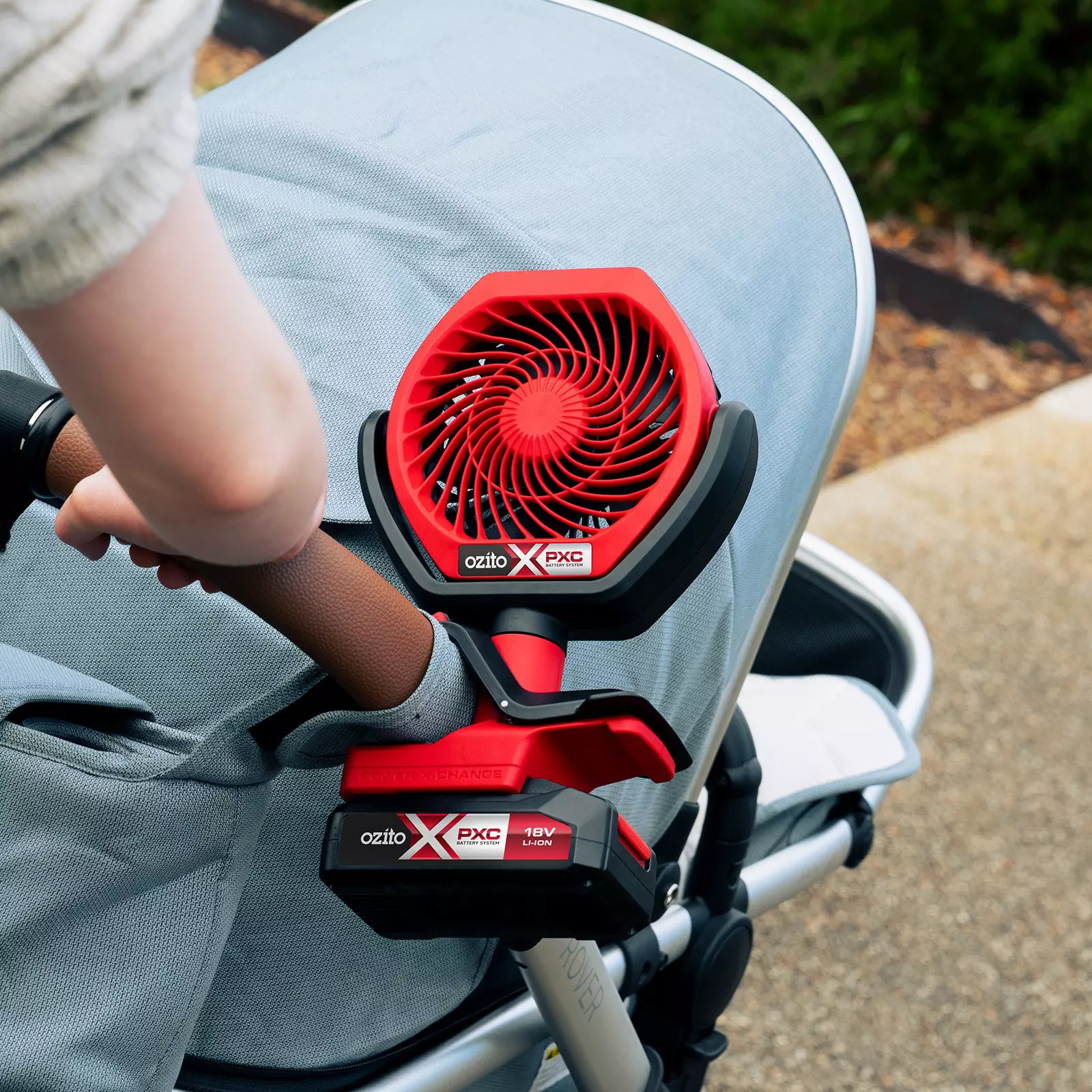 ozito-cordless-fan-3001232-example_usage-105