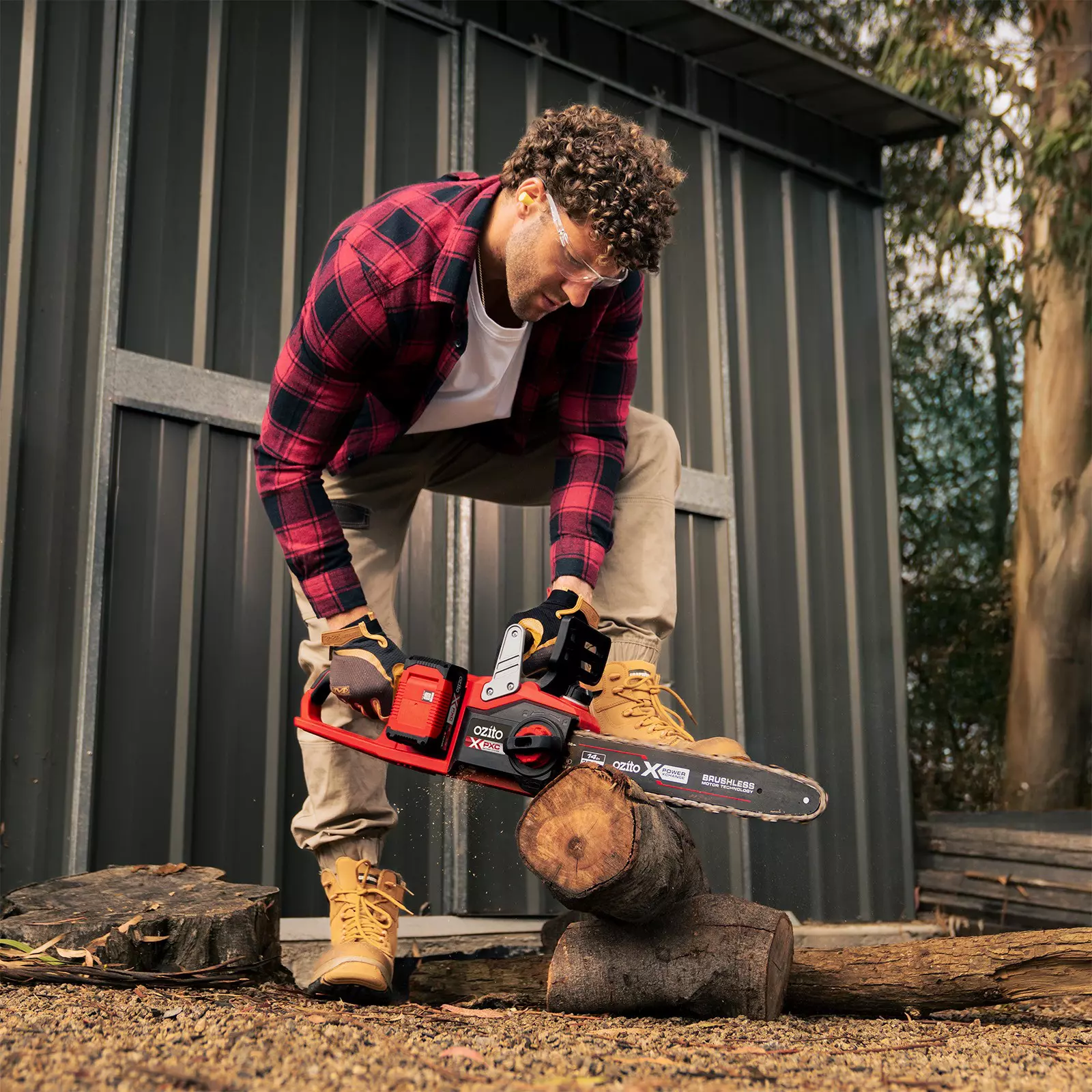 ozito-cordless-chain-saw-3001365-example_usage-101