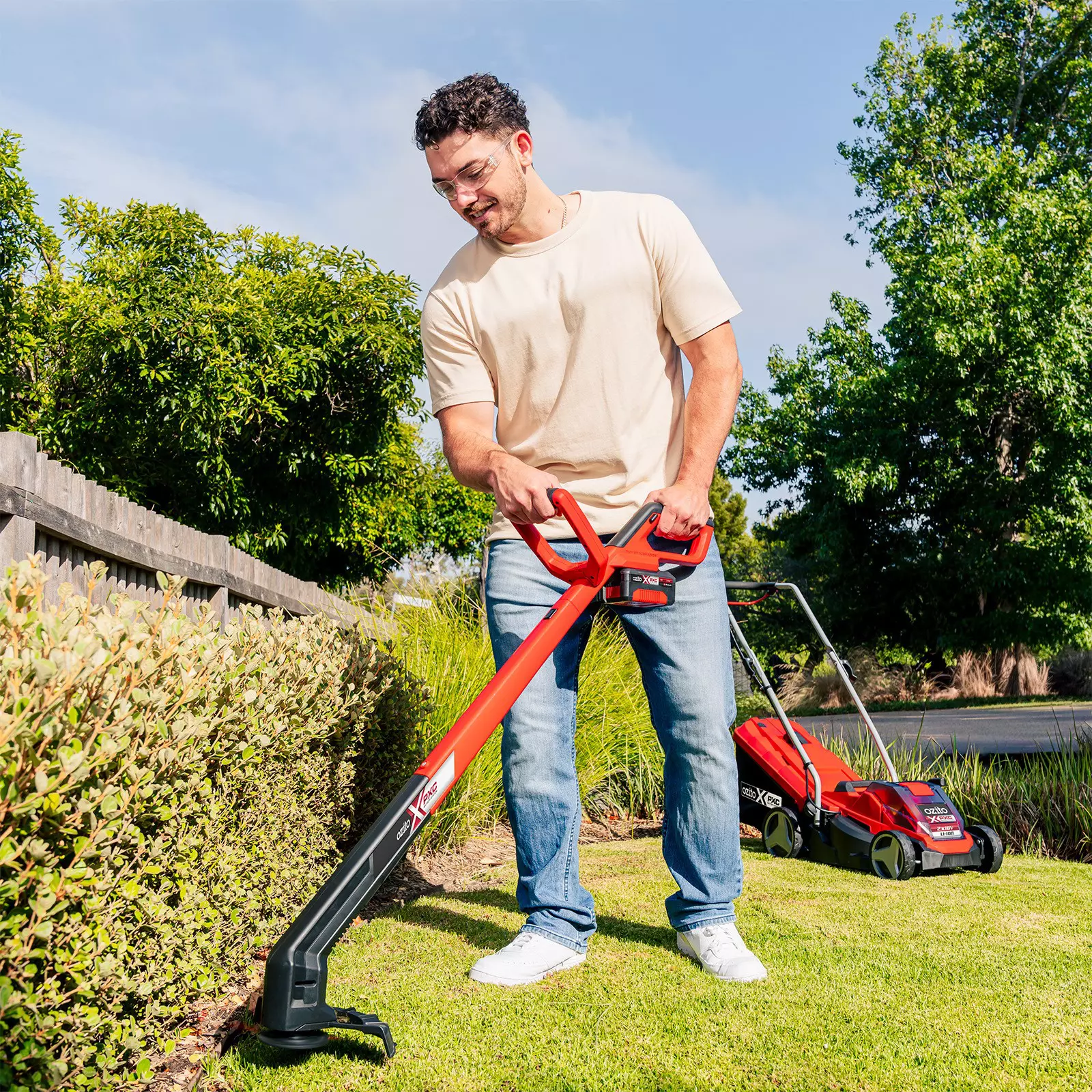 ozito-cordless-lawn-mower-3001397-example_usage-102
