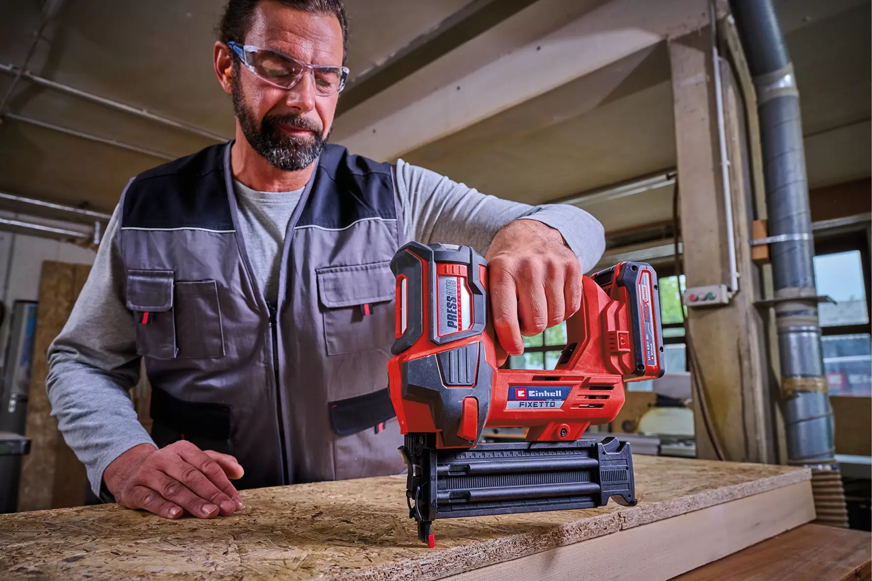 einhell-professional-cordless-nailer-4257798-example_usage-001