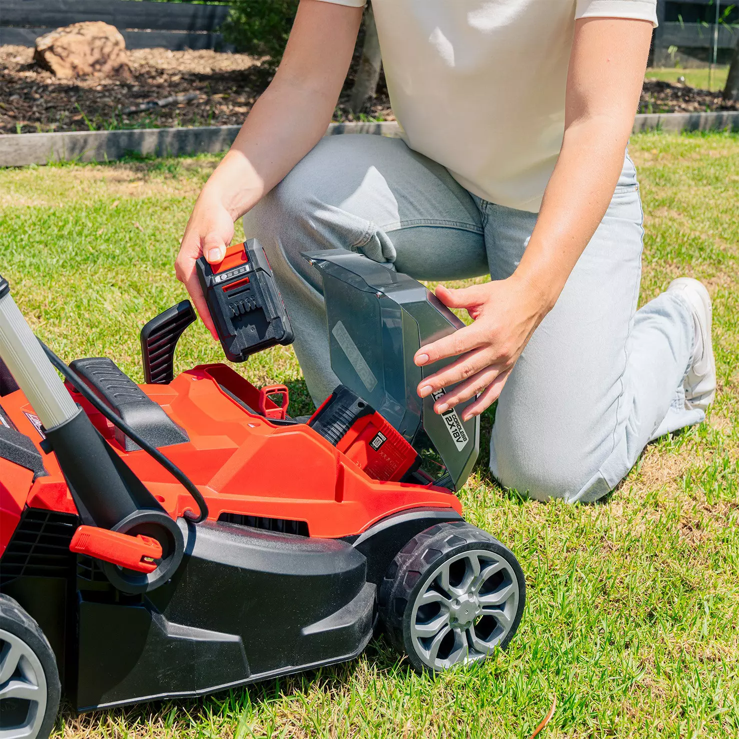 ozito-cordless-lawn-mower-3001032-example_usage-102