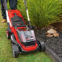 ozito-cordless-lawn-mower-3001032-example_usage-102