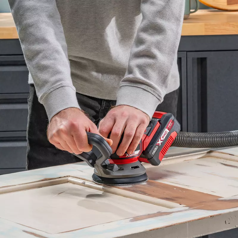 ozito-cordless-rotating-sander-3001063-example_usage-104