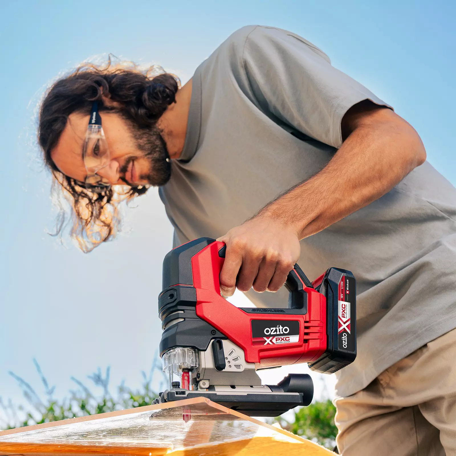 ozito-cordless-jig-saw-3000938-example_usage-101