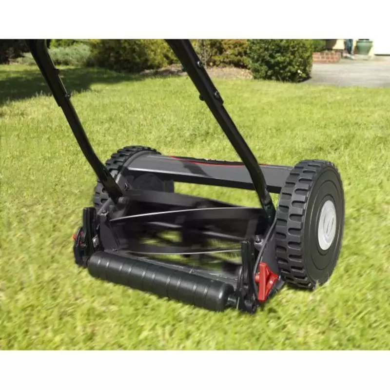 ozito-hand-lawn-mower-4472269-example_usage-102