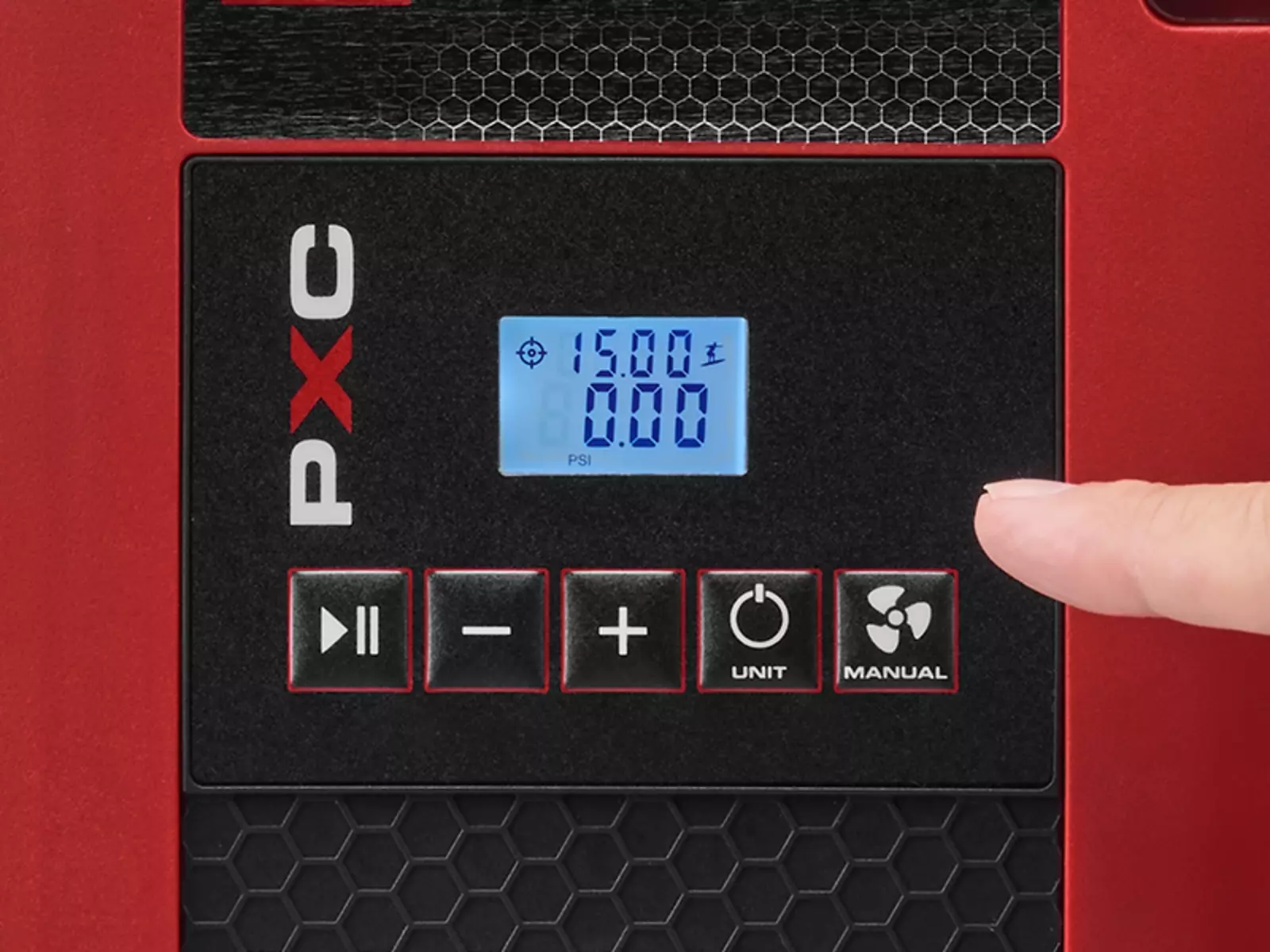Close-up do painel de controlo do compressor a bateria SUPPERO 18/380 da Einhell. O visor mostra «15,00» como valor alvo e «0,00 PSI» como pressão atual. Uma mão pressiona o botão «MANUAL».
