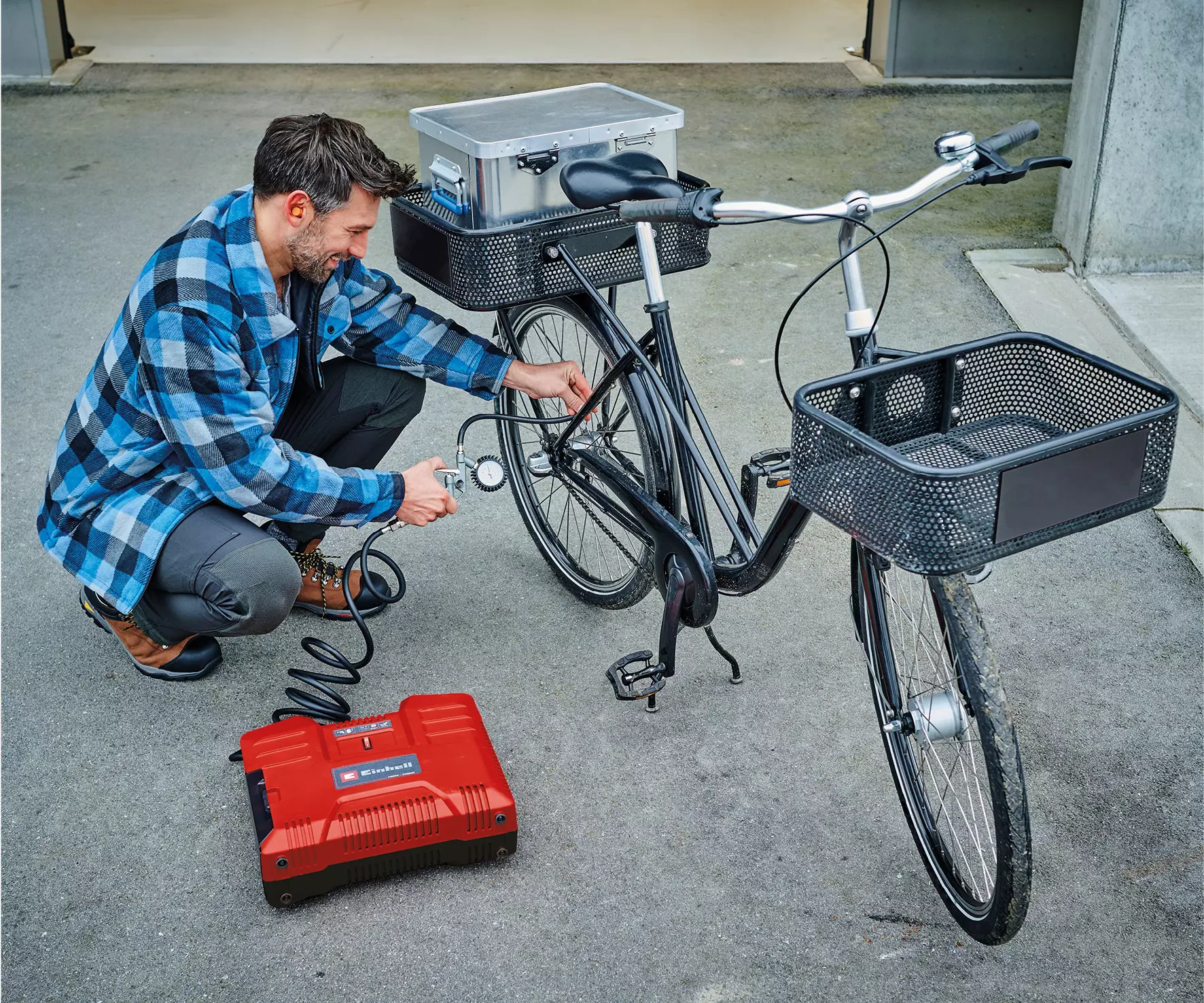 einhell-expert-cordless-portable-compressor-4020440-example_usage-001