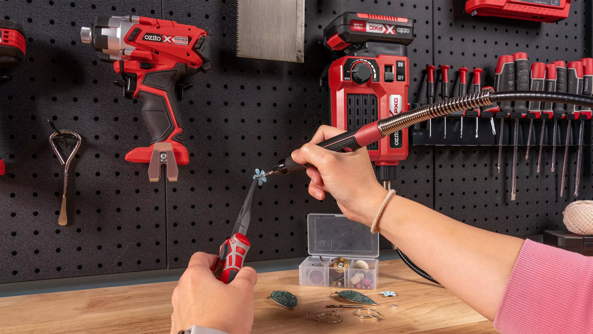 ozito-cordless-grinding-engraving-tool-3000864-example_usage-104