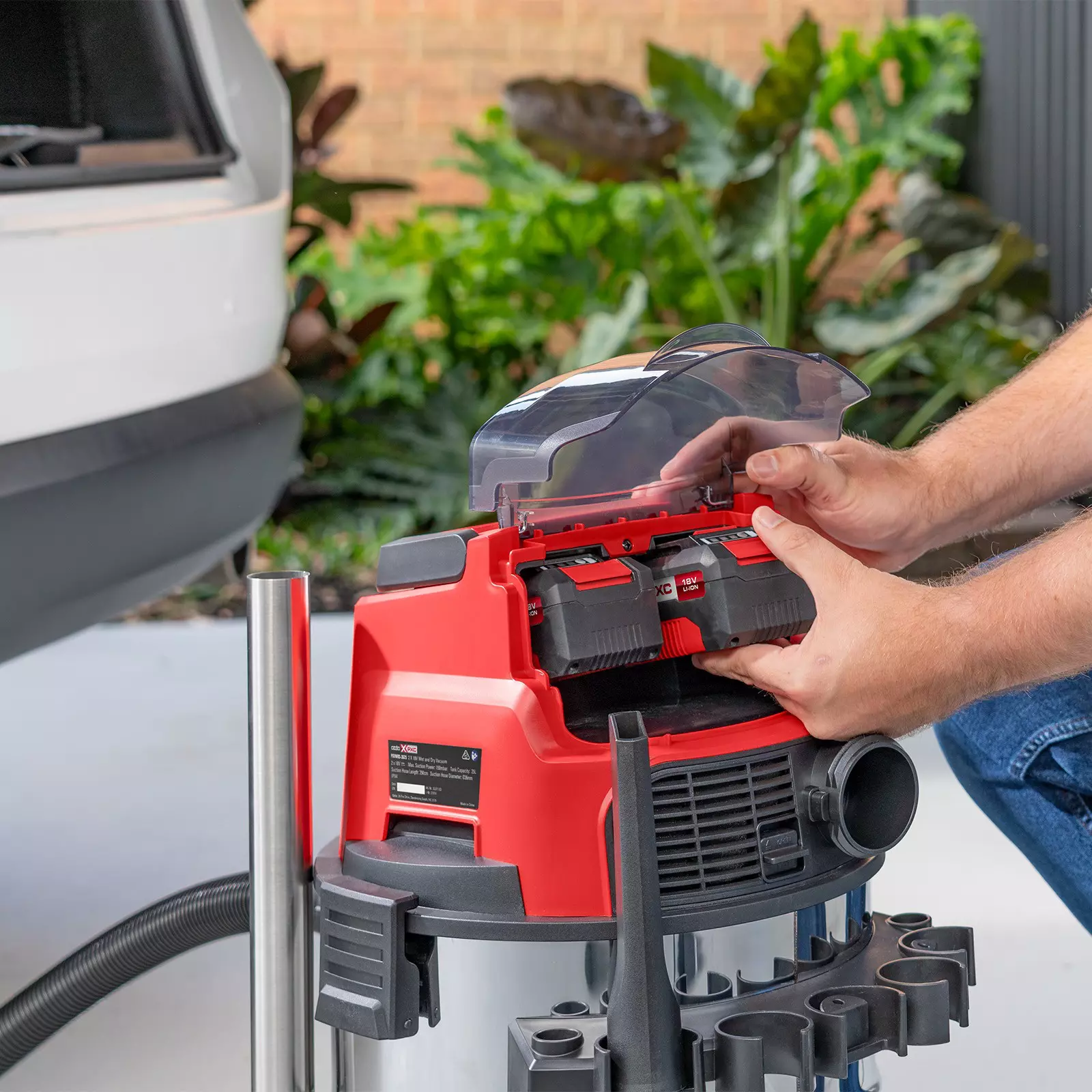 ozito-cordless-wet-dry-vacuum-cleaner-3001163-example_usage-104