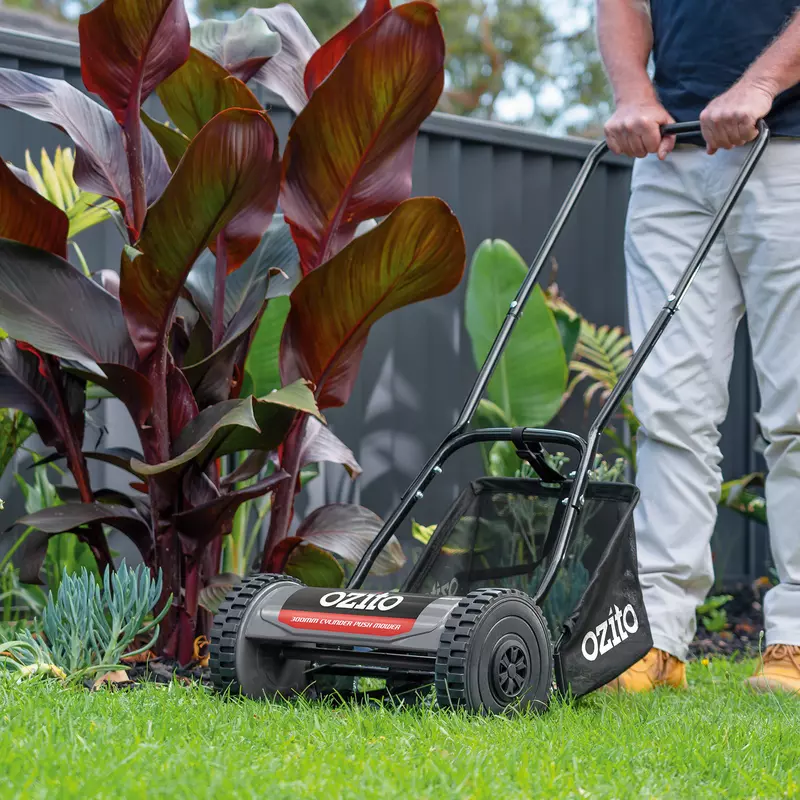 ozito-hand-lawn-mower-3001151-example_usage-101