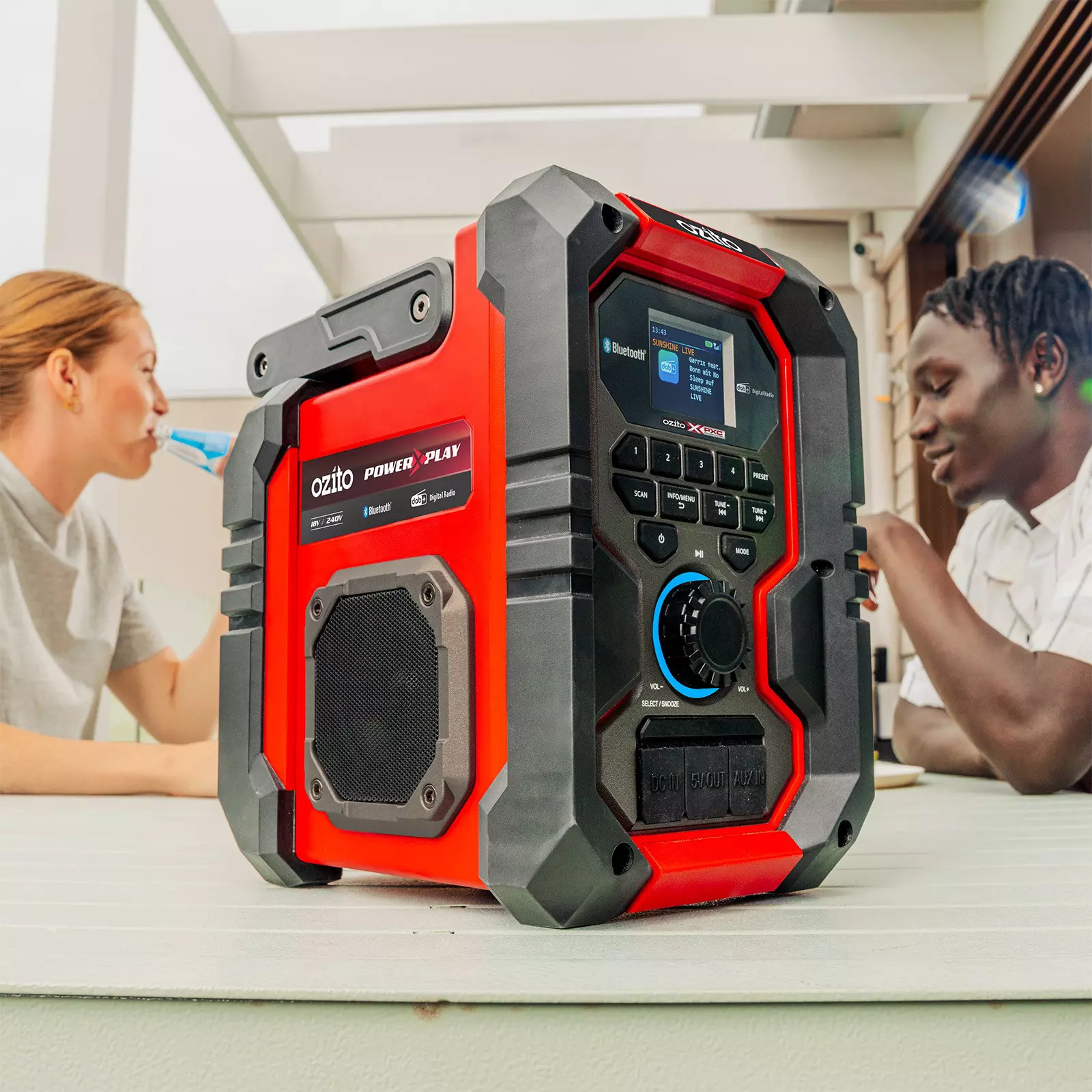 ozito-cordless-radio-3001296-example_usage-101