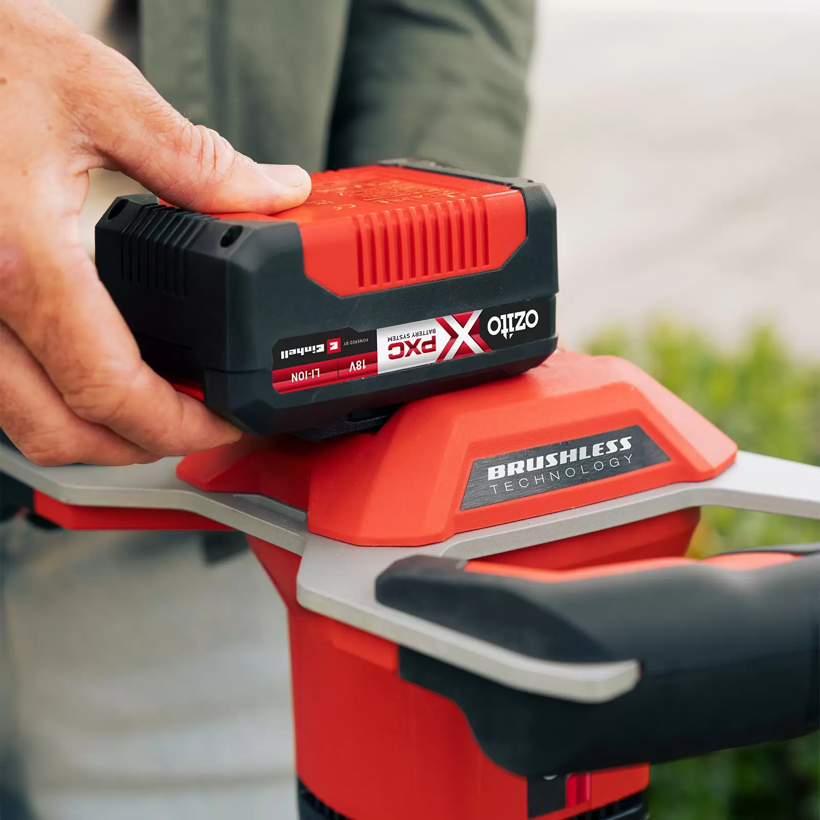 ozito-cordless-earth-auger-3001370-example_usage-107