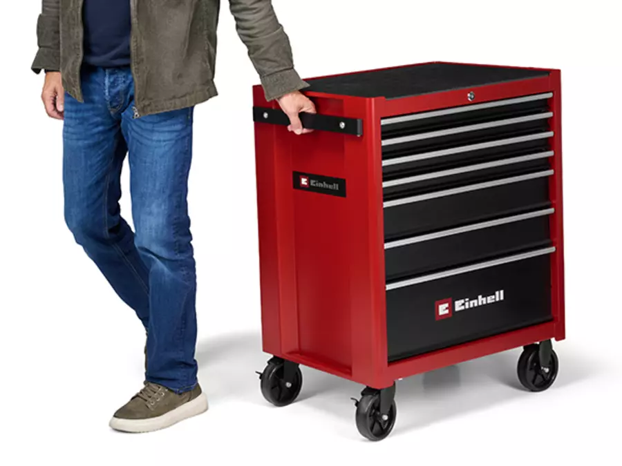 Der Einhell Werkstattwagen TC-TW 150 wird über den seitlichen Griff und vier Rollen transportiert.