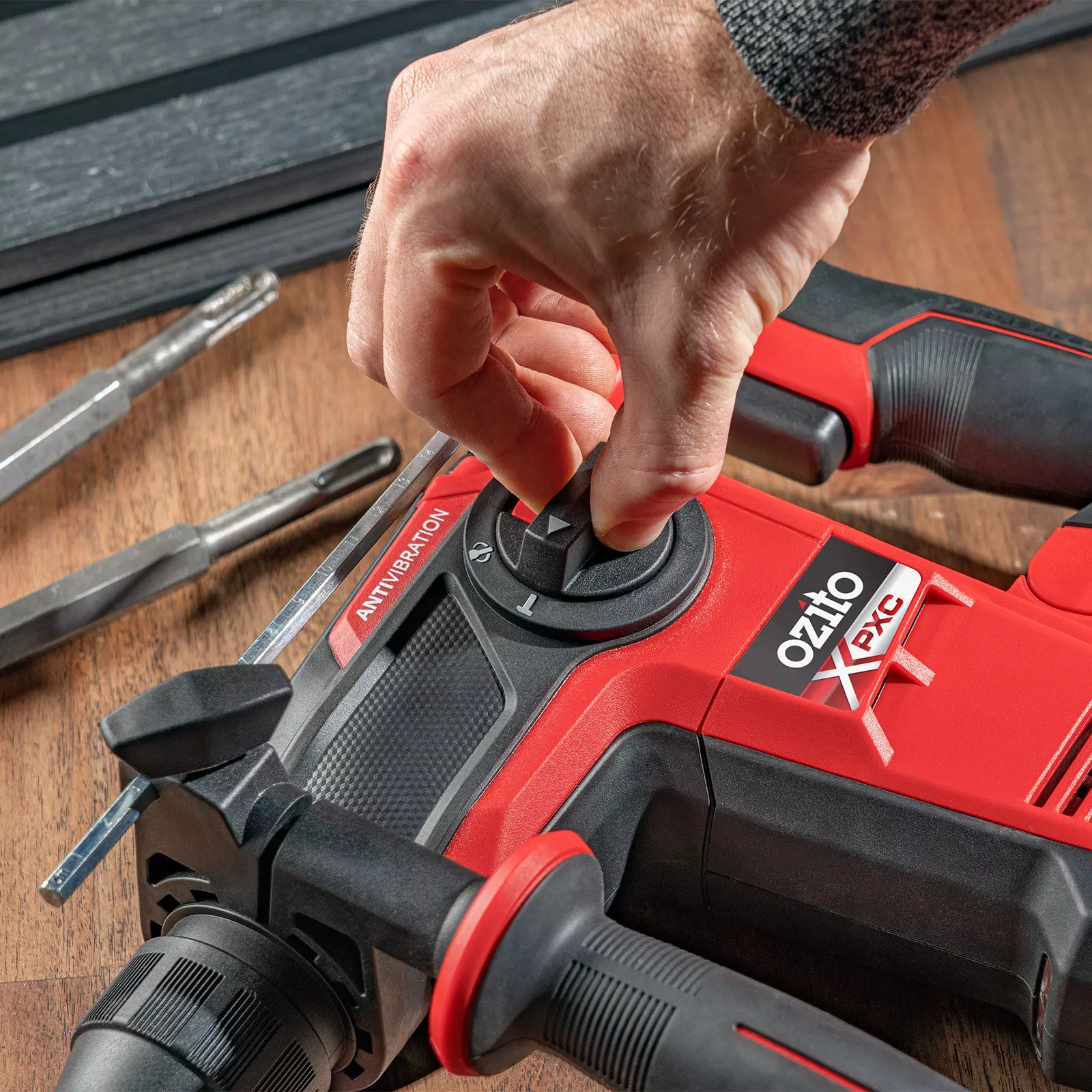 ozito-professional-cordless-rotary-hammer-3001084-example_usage-102