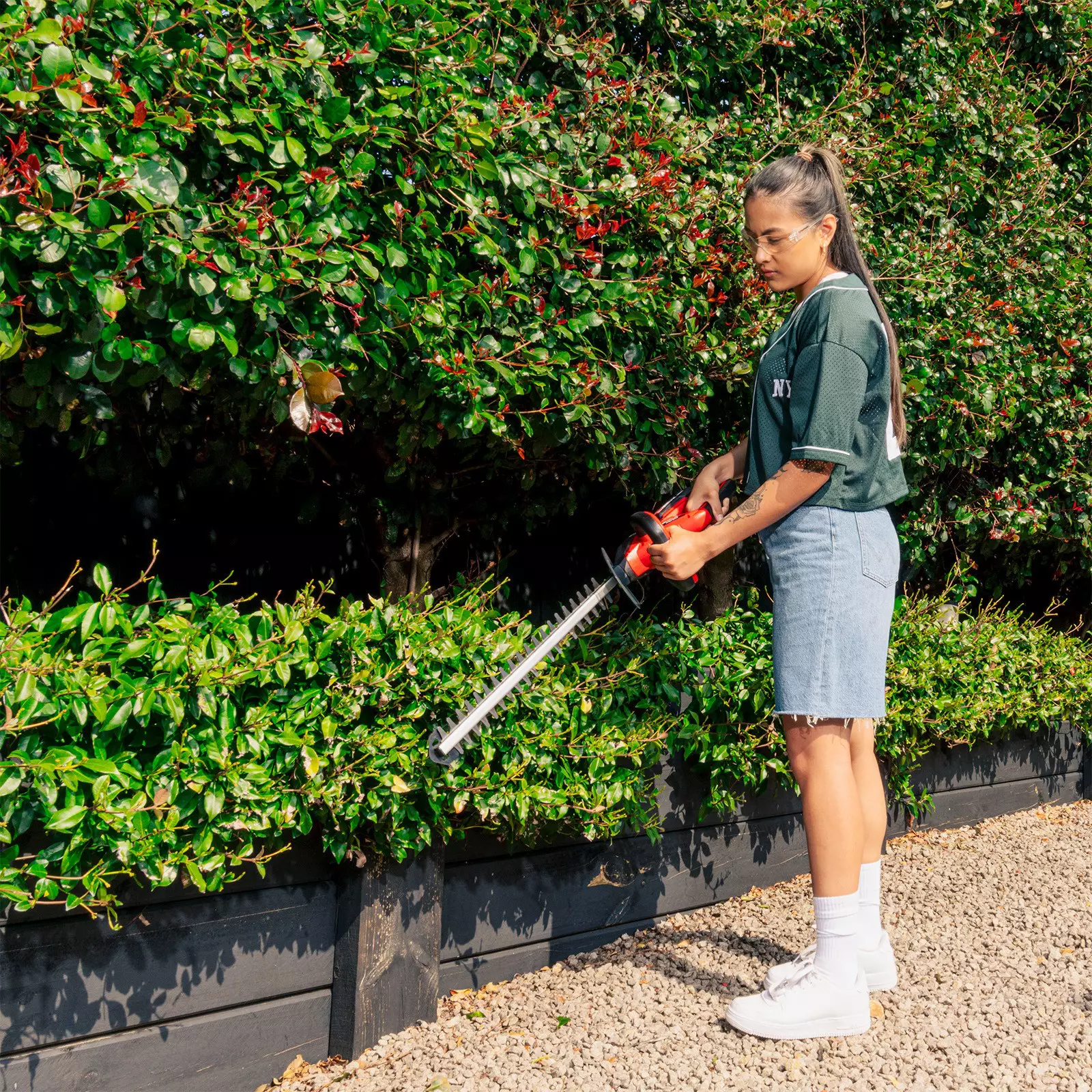 ozito-cordless-hedge-trimmer-3410647-example_usage-101