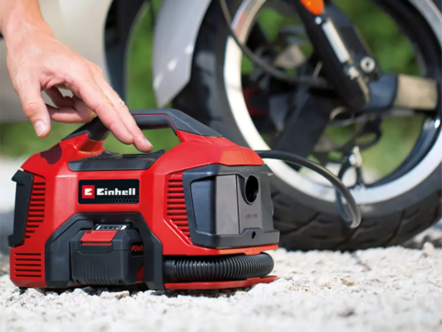 Der Einhell Akku-Kompressor TC-AK 18 Li - Solo beim Befüllen eines Fahrradreifens im Außenbereich.