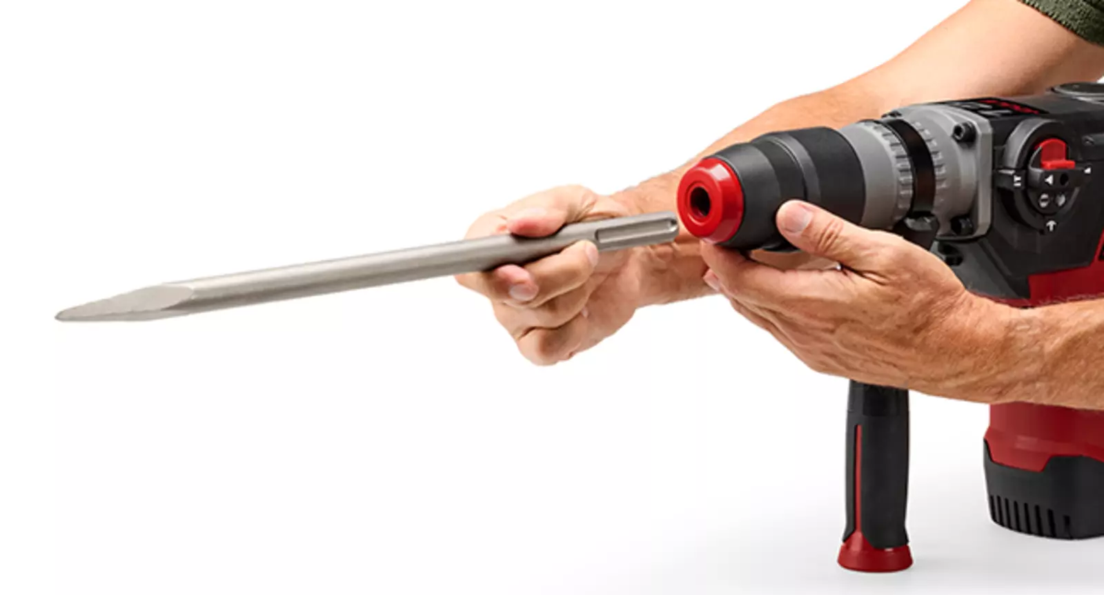 Um homem insere uma cinzela plana no encaixe SDS-Max do martelo perfurador Einhell TE-RH 40/15 3F +2.