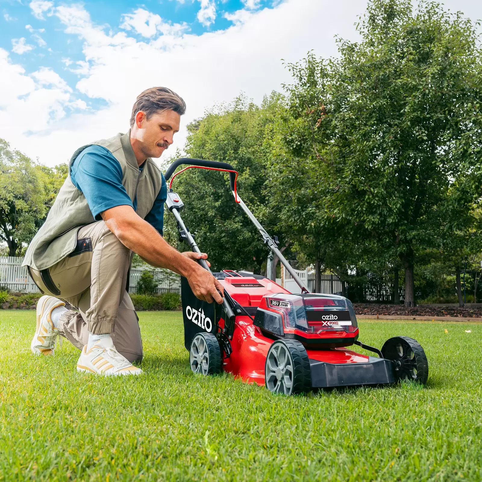ozito-cordless-lawn-mower-3001402-example_usage-104