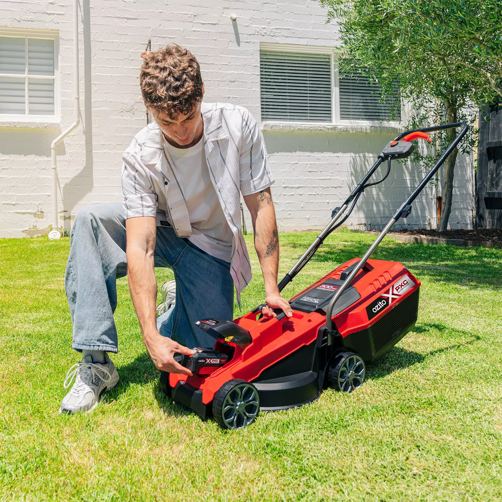 ozito-cordless-lawn-mower-3000713-example_usage-102