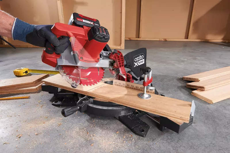 ozito-cordless-mitre-saw-3000237-example_usage-102