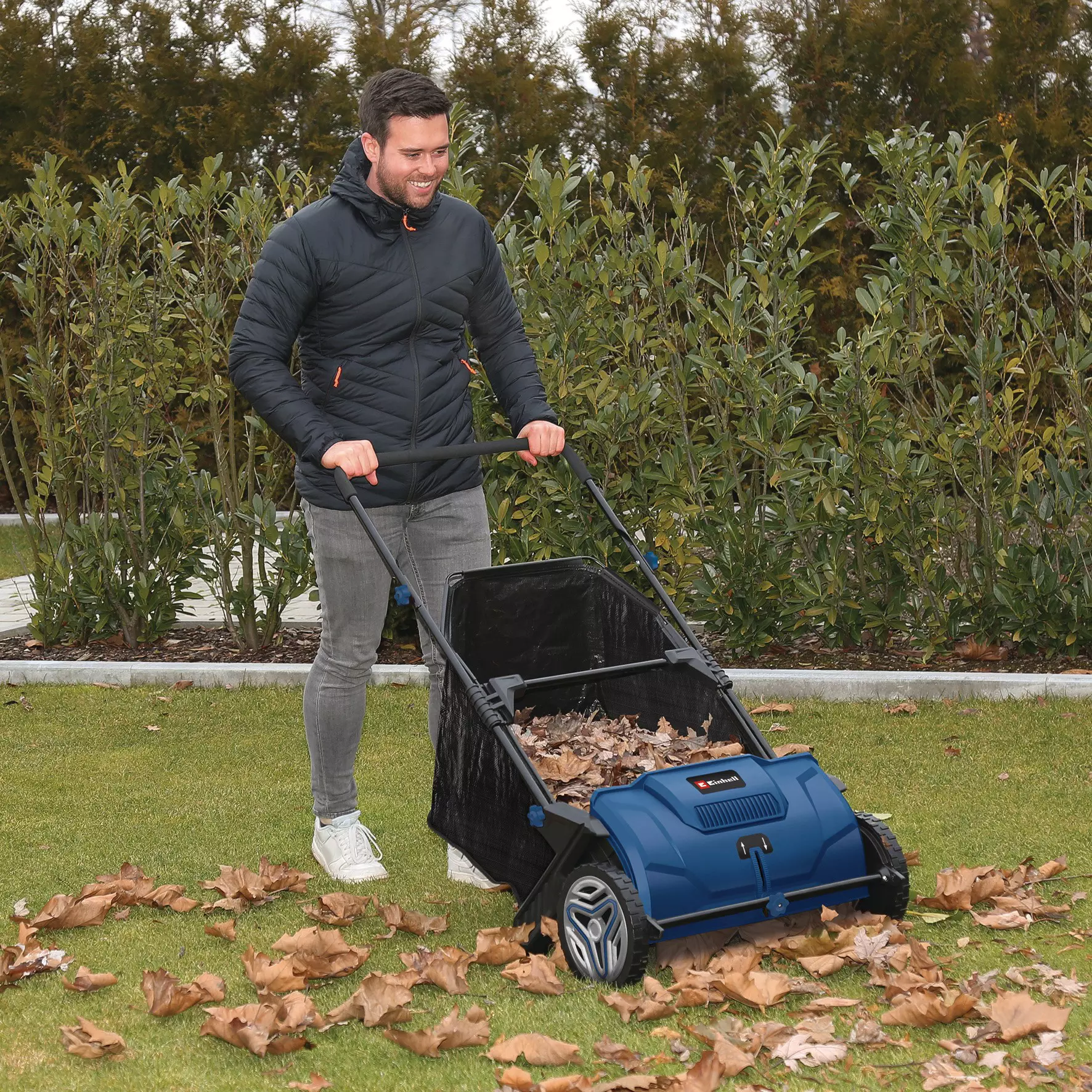 einhell-blue-leaf-and-lawn-collector-3414181-example_usage-001