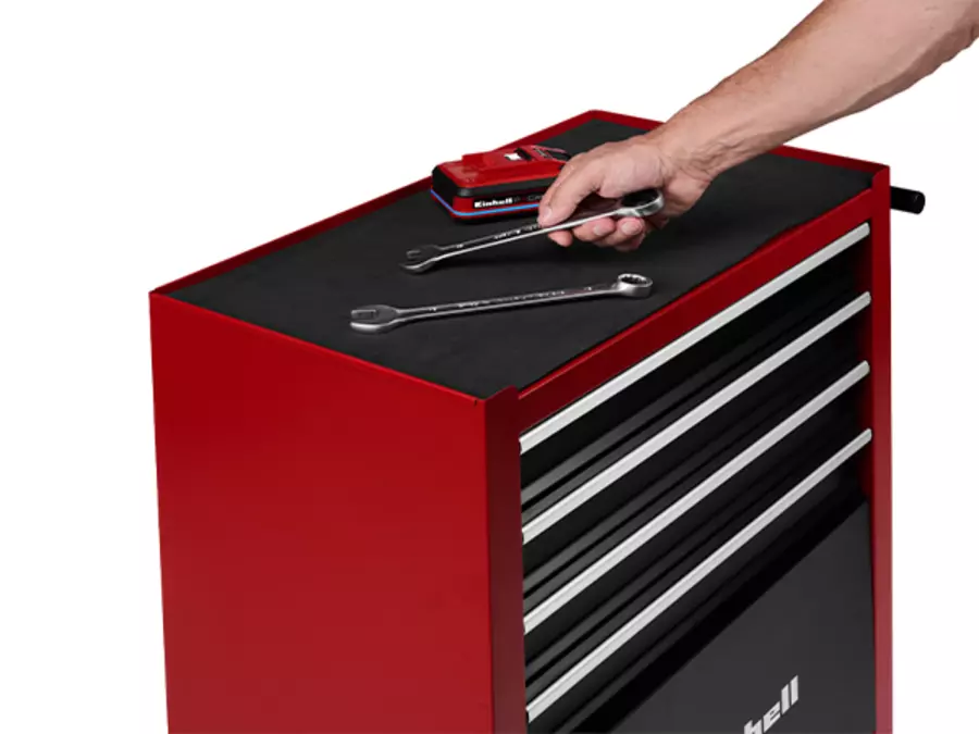 Obere Ablagefläche des Einhell Werkstattwagens TC-TW 100 mit rutschhemmender Matte und Hand an der Seite.