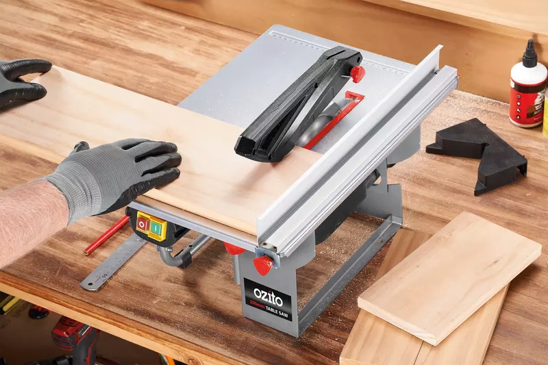 ozito-table-saw-3000156-example_usage-101