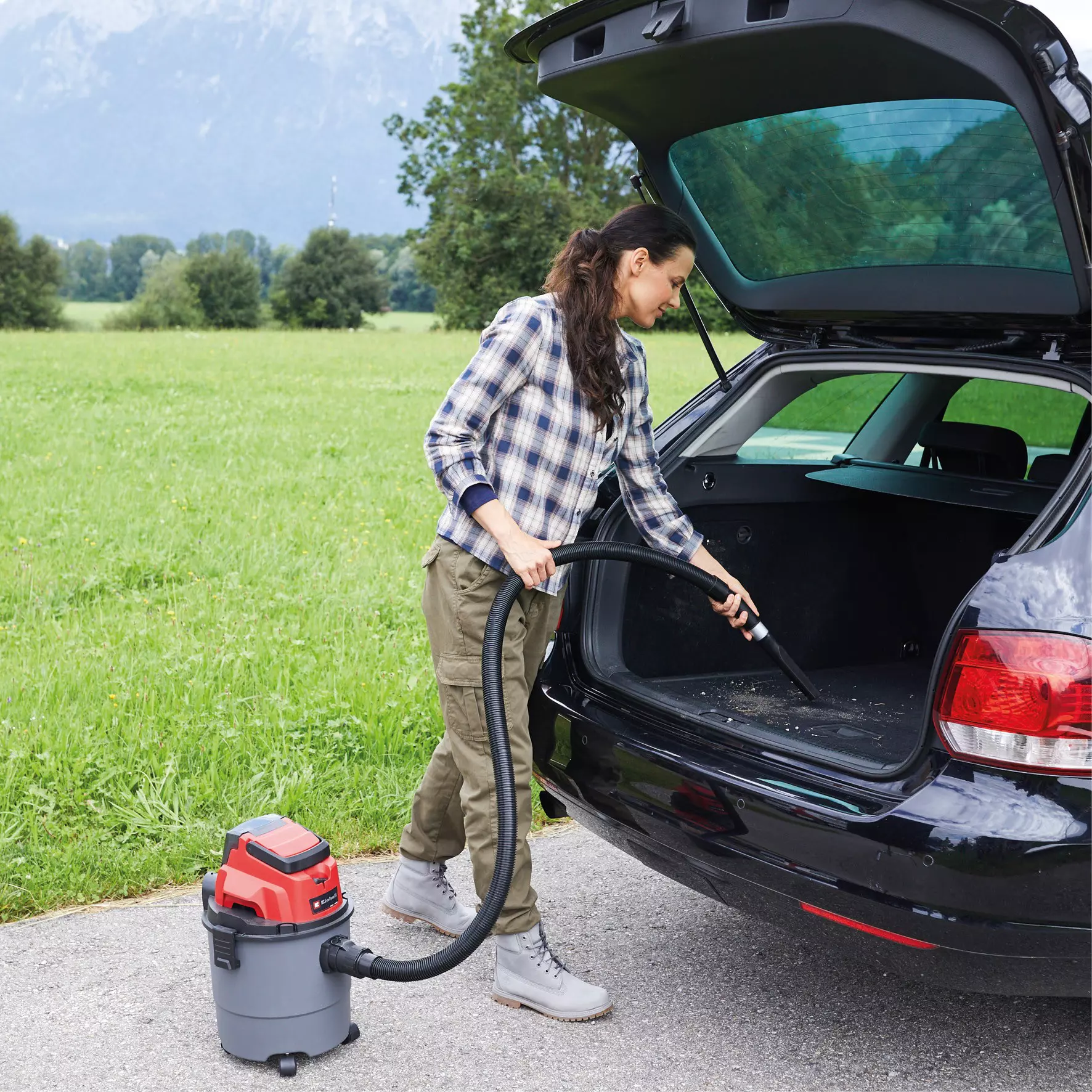 einhell-classic-cordl-wet-dry-vacuum-cleaner-2347145-example_usage-001