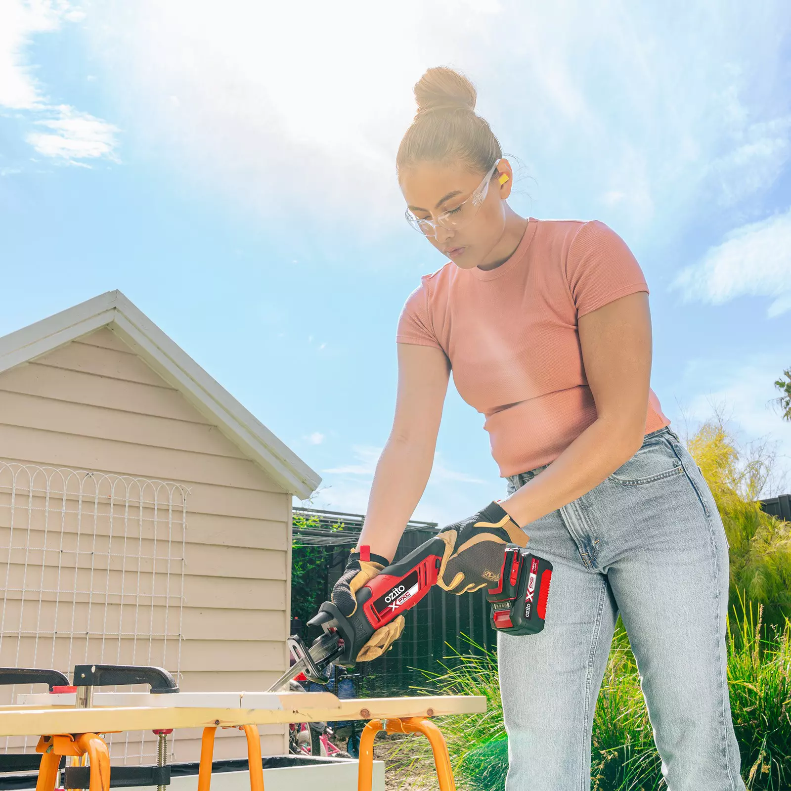 ozito-cordless-all-purpose-saw-3001270-example_usage-101