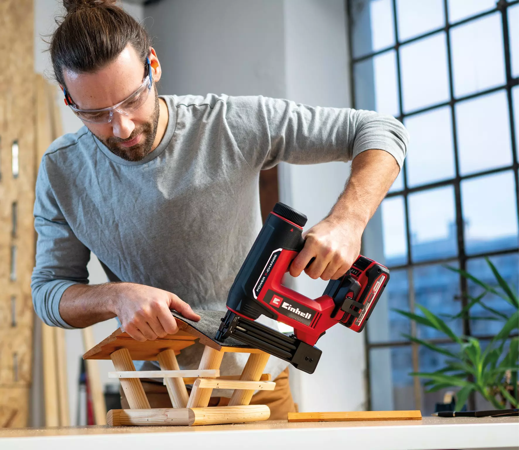 einhell-expert-cordless-nailer-4257800-example_usage-001