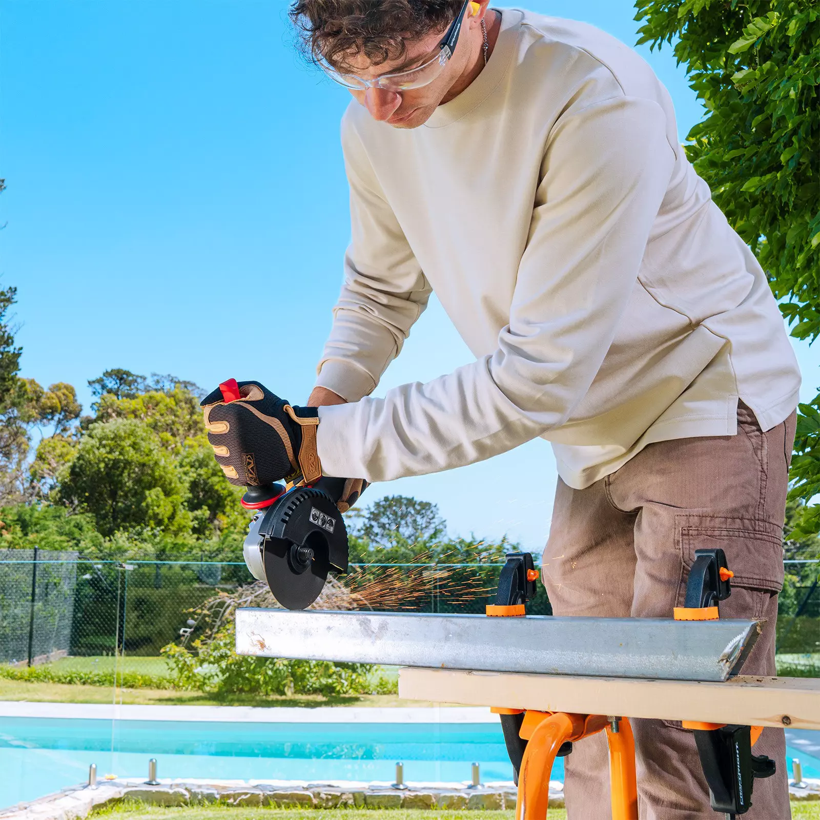 ozito-cordless-angle-grinder-3001061-example_usage-101