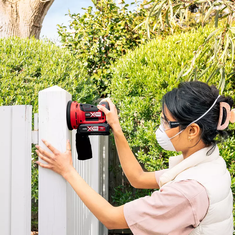 ozito-cordless-rotating-sander-3001261-example_usage-102