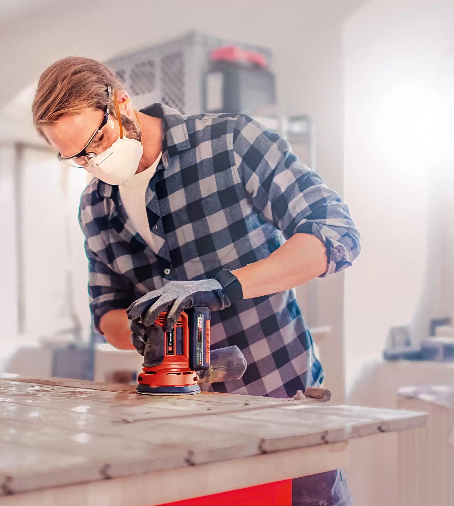 einhell-expert-cordless-rotating-sander-4462010-example_usage-001