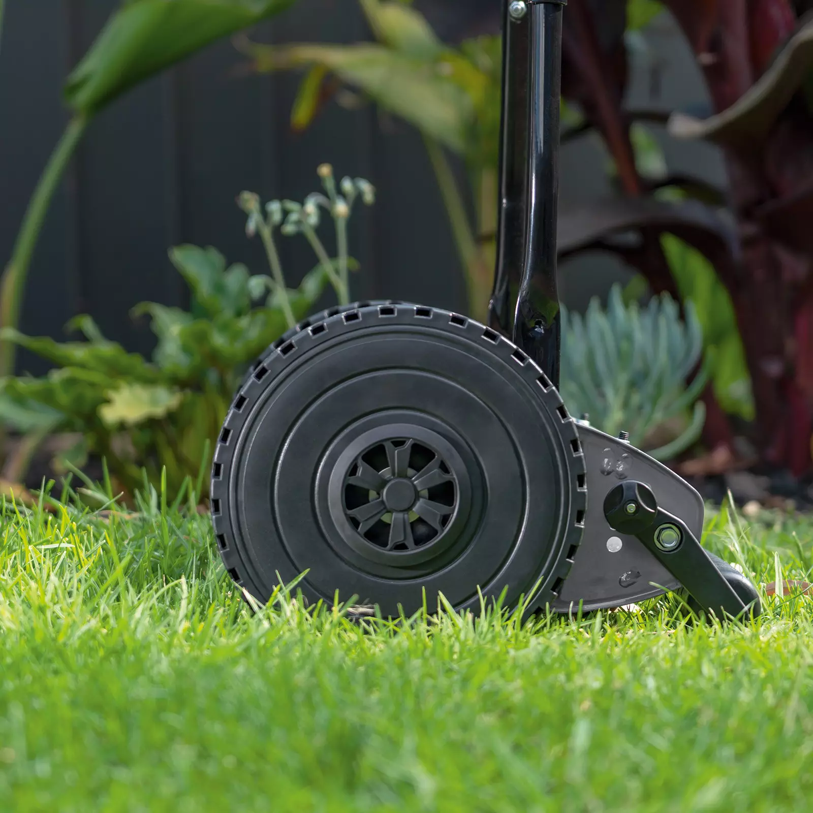 ozito-hand-lawn-mower-3001151-example_usage-103