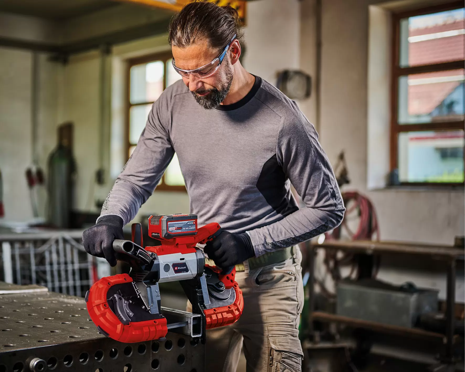 einhell-expert-cordless-band-saw-4504216-example_usage-001