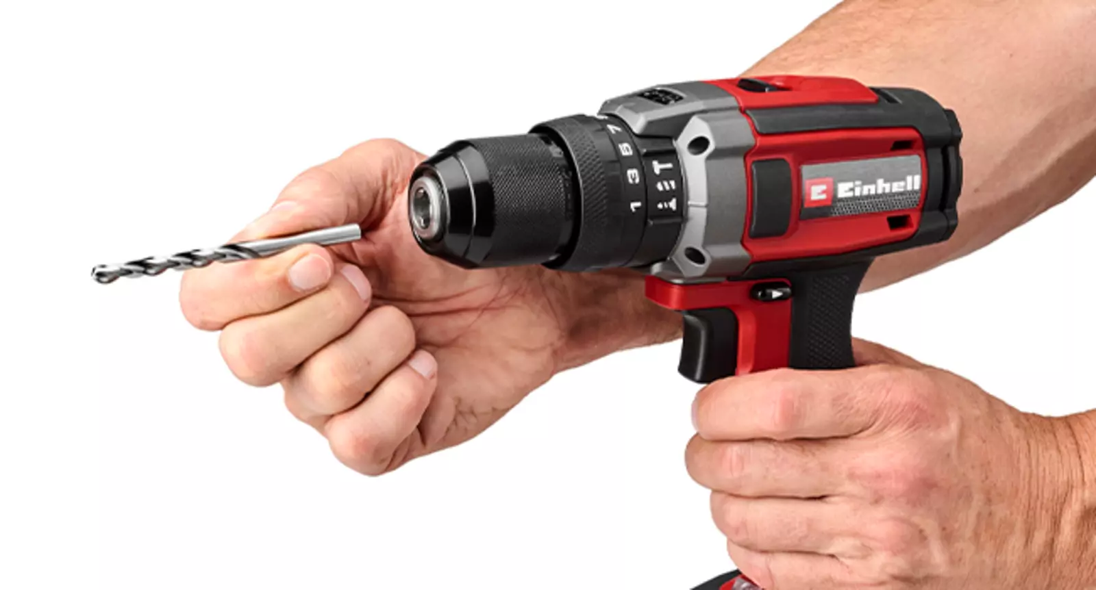 Uma broca está a ser inserida no mandril de perfuração metálico do Einhell berbequim de impacto a bateria TE-CD 18/52 Li-i.