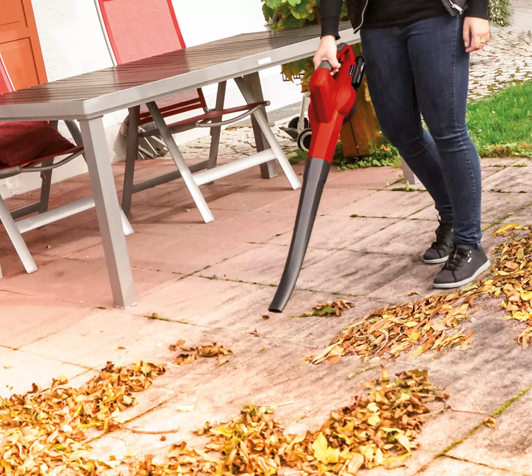 einhell-classic-cordless-leaf-blower-4514084-example_usage-001
