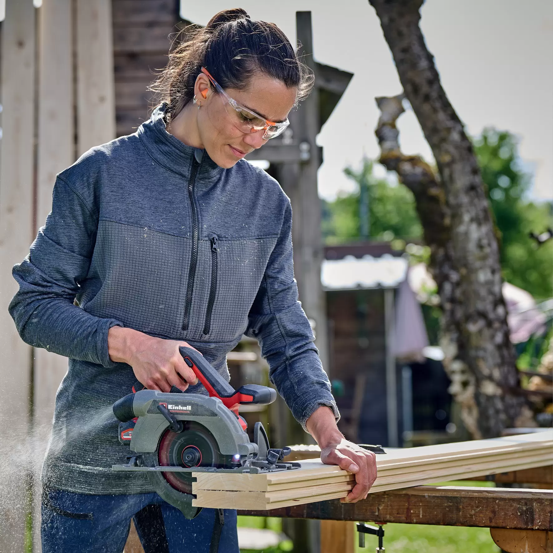 einhell-professional-cordless-circular-saw-4331225-example_usage-001