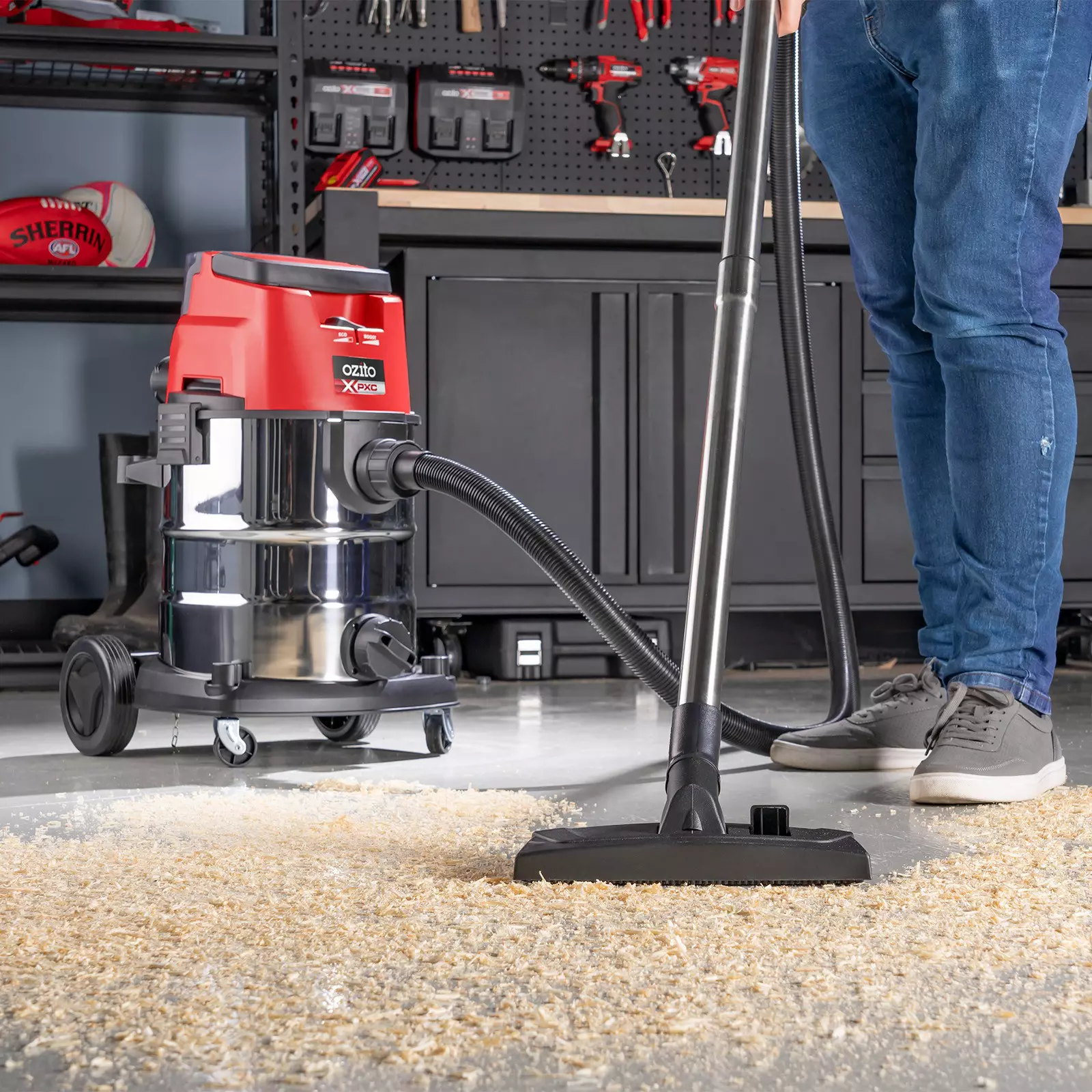 ozito-cordless-wet-dry-vacuum-cleaner-3001163-example_usage-102