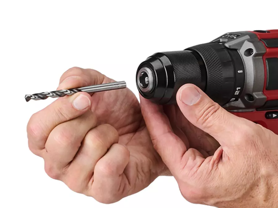 The Einhell cordless drill driver TE-CD 18/50 Li - Solo with keyless chuck, a drill bit is inserted by hand.