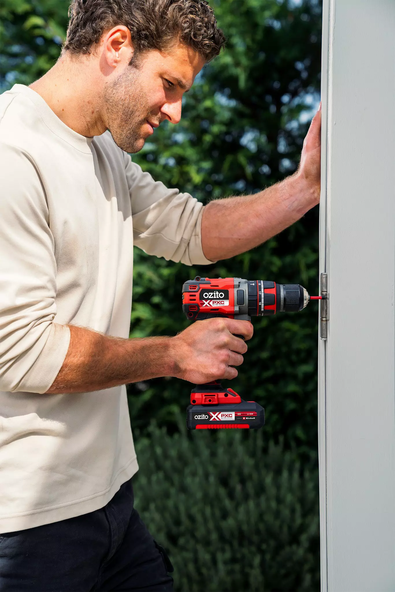 ozito-professional-cordless-impact-drill-3001336-example_usage-102