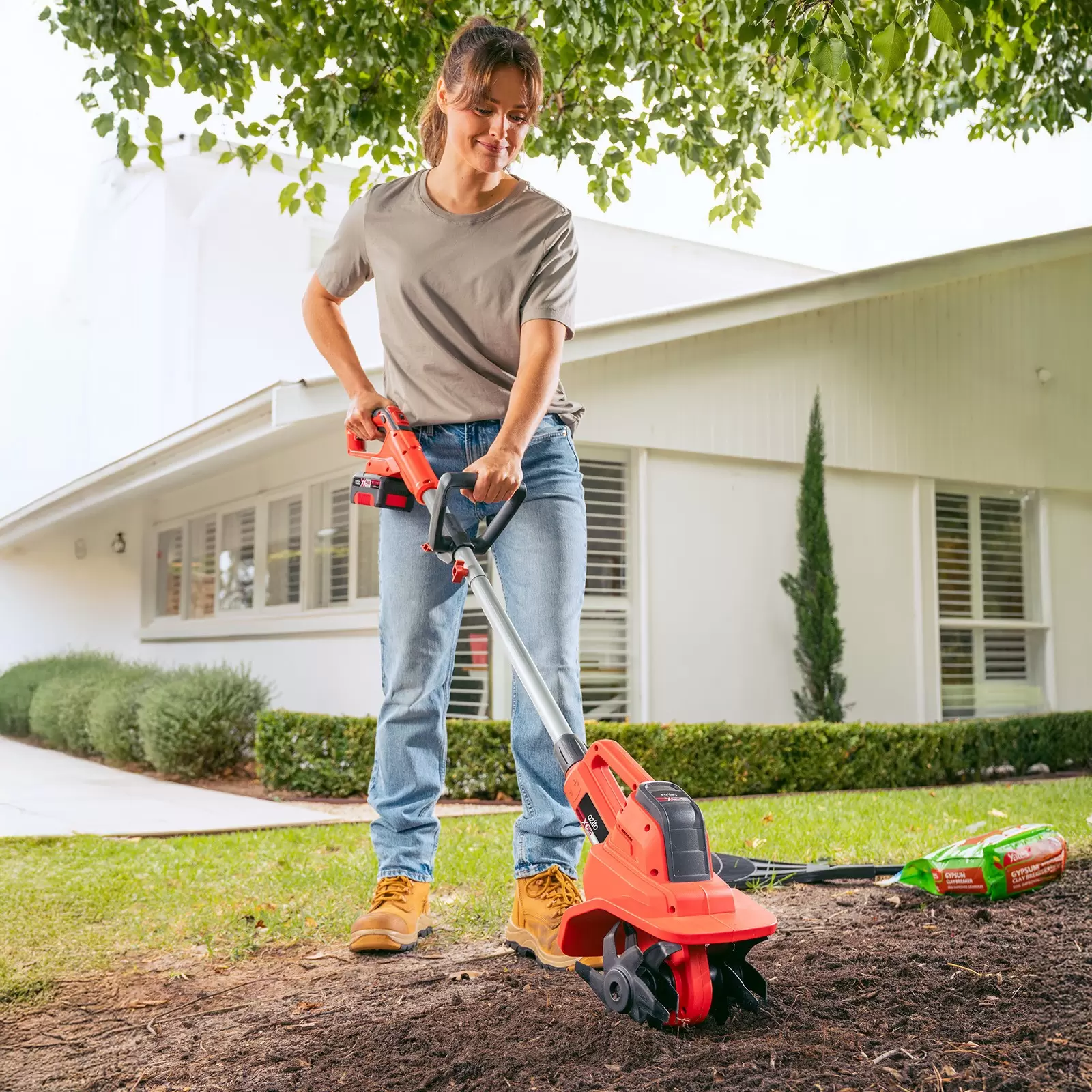 ozito-cordless-tiller-3001373-example_usage-101