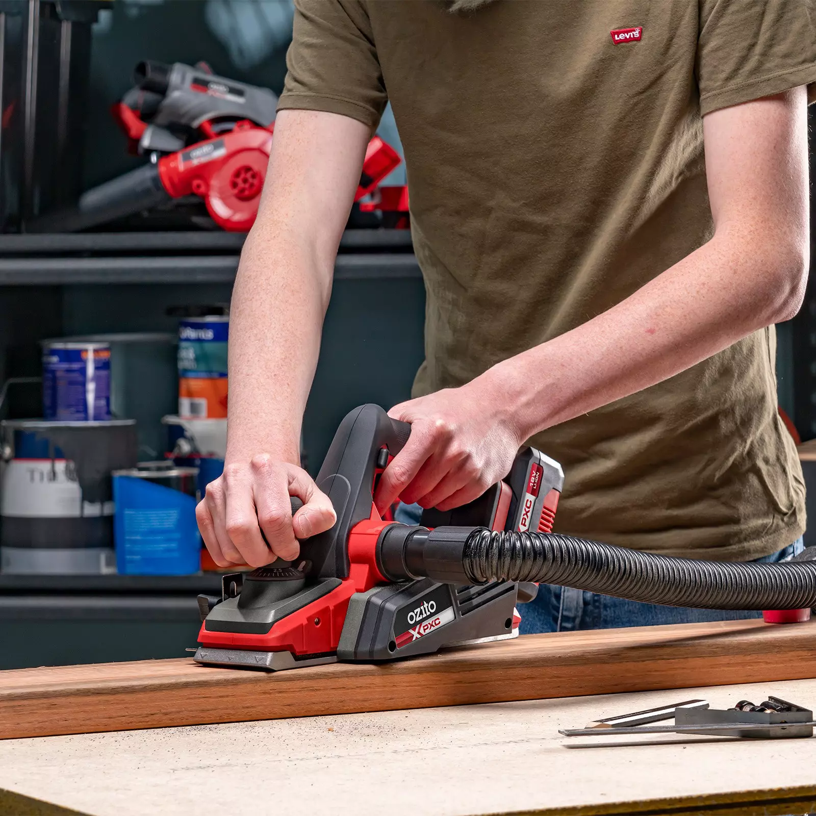 ozito-professional-cordless-planer-3001069-example_usage-103