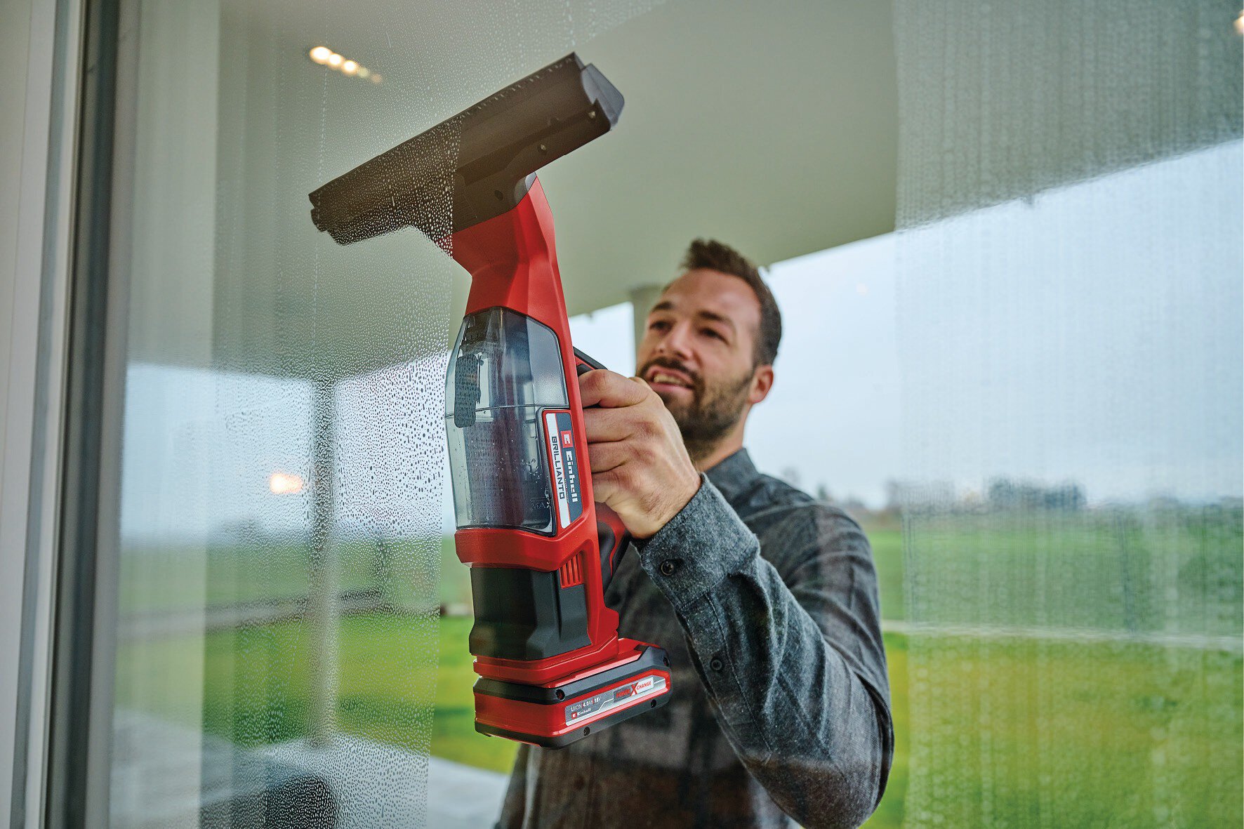 einhell-expert-cordless-window-cleaner-3437100-example_usage-001
